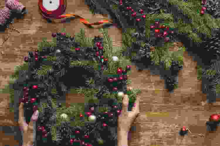 Dotting the around a wreath is a amusing gift card presentation idea.